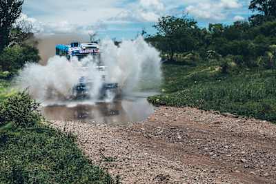 Ayrat Mardeev pushes his KAMAZ