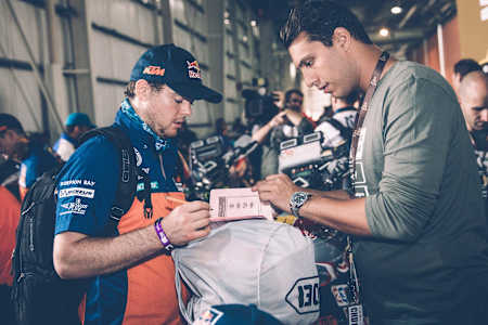 Matthias Walkner signe des autographes avant le Dakar 2016.