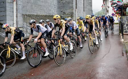 Ciclista en la etapa del Tour de Francia entre Vitoria-Gasteiz y San Sébastián en España en 2023.