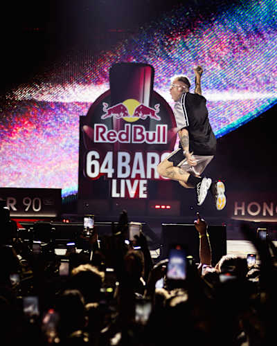 Włoski raper Lazza występuje podczas Red Bull 64 Bars Live w Neapolu we Włoszech, 7 października 2023 r.