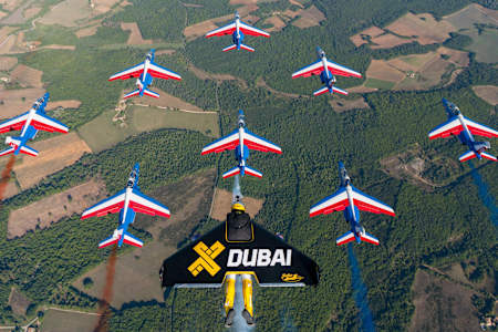 Echipa Patrouille de France zboara cu 3 jetpack-uri.