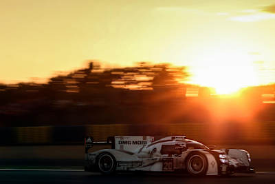 Mark Webber fährt für das Porsche World Endurance Championship Team im Porsche 919 Hybrid in Le Mans 2014.