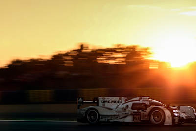 Mark Webber fährt für das Porsche World Endurance Championship Team im Porsche 919 Hybrid in Le Mans 2014.