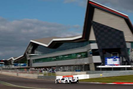 Mark Webber à Silverstone devant les stands
