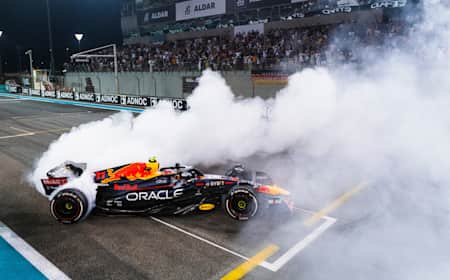 Sergio Pérez von Oracle Red Bull Racing feiert den dritten Platz beim F1 Grand Prix von Abu Dhabi 2022.