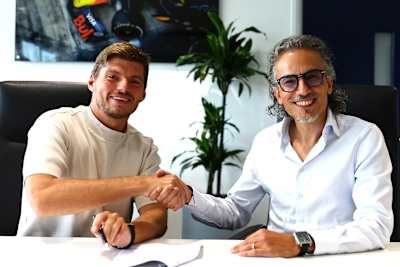 Max Verstappen serre la main de Laurent Mekies après la signature de son nouveau contrat avec Oracle Red Bull Racing.