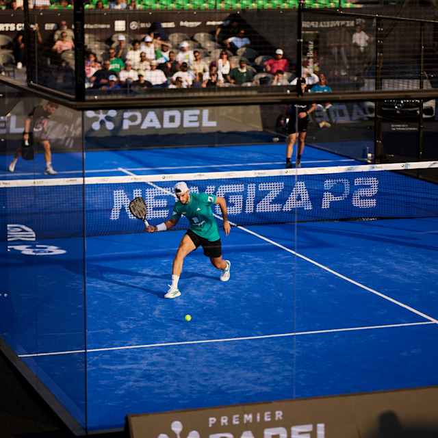 Ale Galan zeigt im Viertelfinale des NEWGIZA Premier Padel P2 in Gizeh, Ägypten, einen elektrisierenden Schlag und begeistert die Fans mit seiner typischen Energie und seinem Stil.