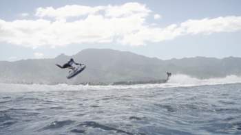 Jamie O'Brien surft auf einem Floß in den Wellen von Pipeline, Hawaii
