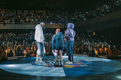 En 2026, los artistas de Red Bull se adueñan del escenario en Bogotá mientras un público que abarrota el recinto enciende las luces de sus móviles y disfruta de un concierto inolvidable
