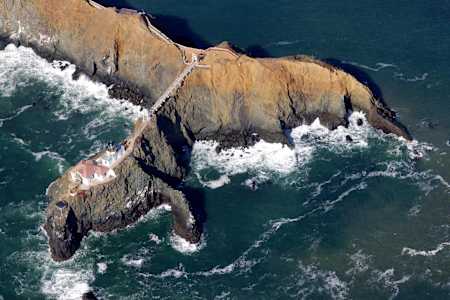 Blick auf den Leuchtturm Point Bonita und Klippen bei San Francisco, Kalifornien.