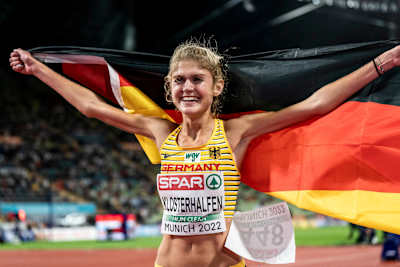 Konstanze Klosterhalfen feiert ihren Europameistertitel über 5 km bei den Leichtathletik-Europameisterschaften 2022.