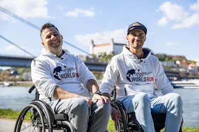 Parastrelec Radko Malenovský spolu s kajakárom Jakubom Grigarom pri nakrúcaní pre charitatívny beh Wings for Life World Run, apríl 2026, Bratislava.