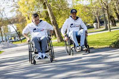 Parastrelec Radko Malenovský spolu s kajakárom Jakubom Grigarom pri nakrúcaní pre charitatívny beh Wings for Life World Run, apríl 2026, Bratislava.