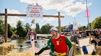 Deltagare går  på Red Bull Tandemkampen på Kungstorget i Göteborg den 23 augusti 2025.