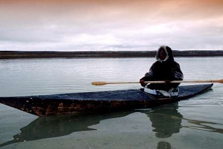 Un Inuit dans un kayak traditionnel