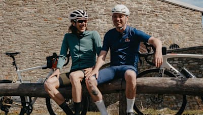 Bruno Hoffmann (rechts neben Julien Riganti von 8000 Watt) erkundet die besten Zuschauer-Spots für Eschborn - Frankfurt