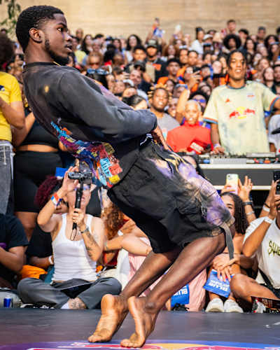 Em 2024, Andre DB se apresenta com muita energia na final nacional do Red Bull Dance Your Style em São Paulo, Brasil