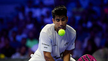 Federico Chingotto in Action bei Premier Padel in Malaga