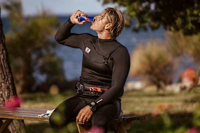 Le  véliplanchiste Björn Dunkerbeck boit un Red Bull au Bora Challenge, à Trieste, en Italie, le 30 septembre 2021.