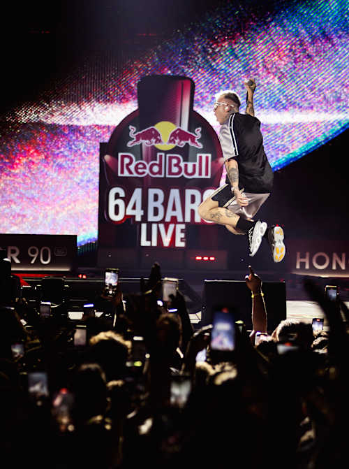 Włoski raper Lazza występuje podczas Red Bull 64 Bars Live w Neapolu we Włoszech, 7 października 2023 r.