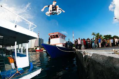 Nick García salta desde el bote hasta tierra firme.