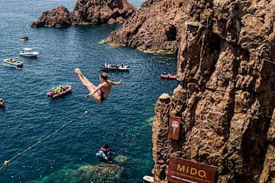 Une plongeuse en action lors des Red Bull Cliff Diving World Series.
