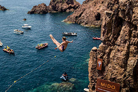 Une plongeuse en action lors des Red Bull Cliff Diving World Series.