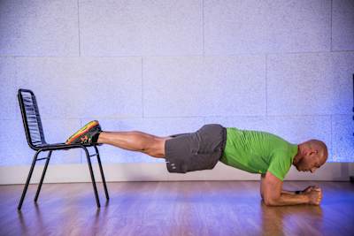 Martín Giacchetta ejecutando una plancha abdominal