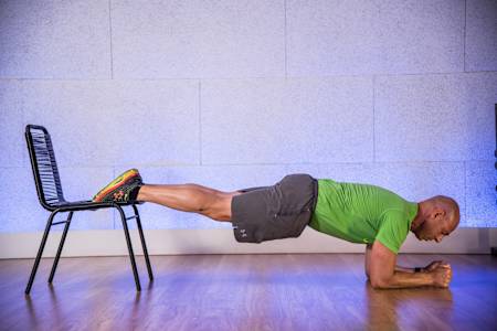 Martín Giacchetta ejecutando una plancha abdominal