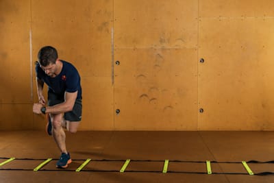 David Colturi s'entraine sur une échelle d'agilité, accessoire primordiale pour les exercices d'agilité.