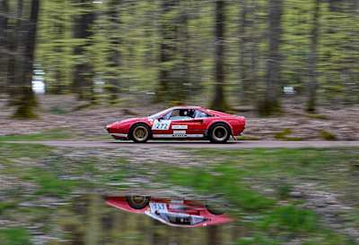 RedBull.com enumera coches de rally improbables, como el Ferrari 308 GTB..
