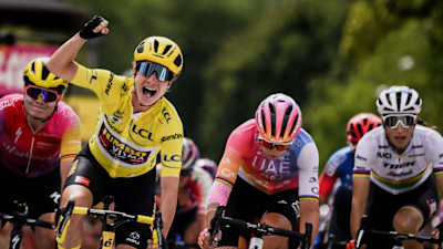 La cycliste néerlandaise de l’équipe Jumbo Visma Marianne Vos  célèbre lors de l'arrivée de la sixième étape du Tour de France Femmes 2022 entre Saint-Die-les-Vosges et Rosheim.