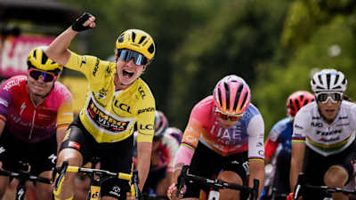 Die niederländische Radfahrerin Marianne Vos vom Team Visma–Lease a Bike feiert bei der Ankunft der 6. Etappe der Tour de France Femmes 2022 zwischen Saint-Die-les-Vosges und Rosheim.