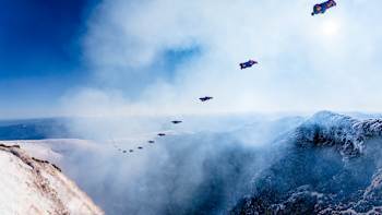 Sebastian Álvarez vuelva con su wingsuit dentro del volcán Villarica para el proyecto Volcano, en Chile.