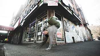 B-Girl Logistx posiert für ein Porträt beim Red Bull BC One World Final New York 2022 in New York, USA, am 8. Februar 2022.