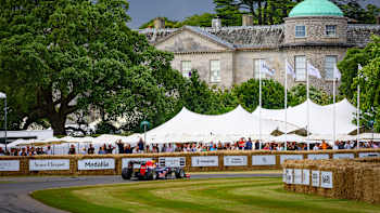 Oracle Red Bull Racing'den David Coulthard, 13 Temmuz 2024'te İngiltere'de düzenlenen Goodwood Festival of Speed'de F1 adrenalinini güçlü bir şekilde sergileyerek hayranlarını heyecanlandırdı.