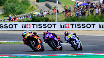 Brad Binder treibt seine Red Bull KTM beim MotoGP 2025 in Brünn durch eine aufregende Kurve und zeigt Hochgeschwindigkeits-Action vor einem vollen Publikum