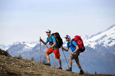 Tom de Dorlodot et Paul Guschlbauer en marche nordique pendant l'Adriatic Circle dans les Dolomites de Brenta, en Italie, le 13 mai 2015.