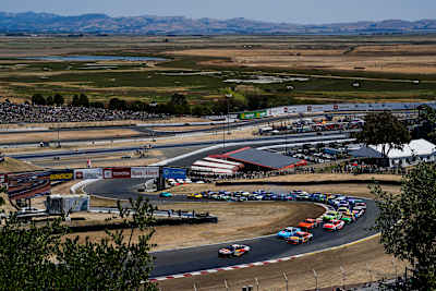 Des voitures roulent sur un circuit lors d'une course de NASCAR.