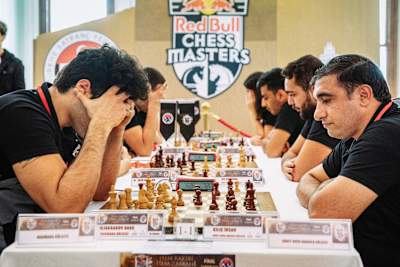 Des joueurs concentrés analysent chaque coup lors du Red Bull Chess Masters.