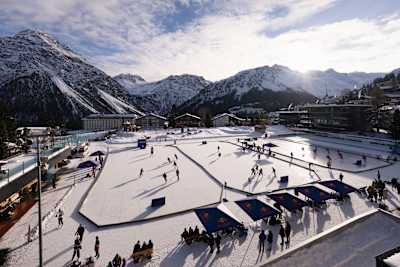 Eishockey-Action beim Red Bull Open Ice in Arosa, Schweiz, vor beeindruckender Bergkulisse.
