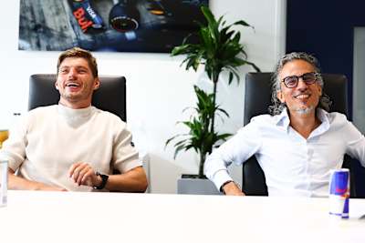 Max Verstappen et Laurent Mekies ont été photographiés lors de la signature d'un nouveau contrat, prolongeant ainsi son engagement avec l'écurie jusqu'en 2030.
