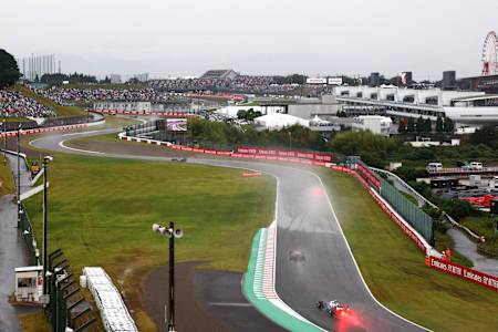 Bild zeigt Yuki Tsunoda auf der Strecke von Suzuka beim Großen Preis von Japan im Jahr 2022.