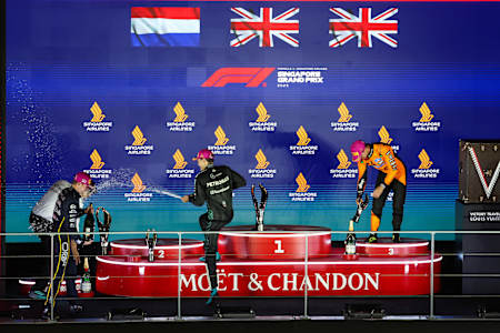 Los pilotos celebran en el podio del Gran Premio de Singapur 2025, durante el Campeonato del Mundo de Fórmula 1.
