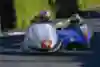 Na Manu se prohání i sajdkáry Isle of Man Tourist Trophy sajdkára Tim Reeves a Patrick Farrance