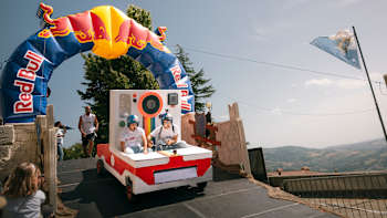 Teilnehmer:innen treten beim Red Bull Seifenkistenrennen in San Marino, Italien, am 26. Juni 2022 gegeneinander an.