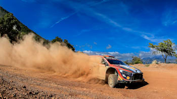 Dani Sordo et son copilote Carrera Cándido roule sur le parcours du Rallye de l'Acropole WRC à Lamia, en Grèce, le 10 septembre 2023.