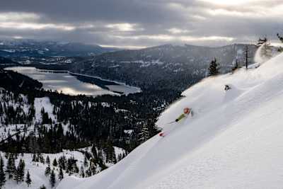 Le skieur Daron Rahlves descend une piste à Donner Laker, en Californie.