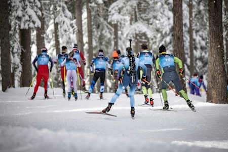 Biathlète italienne Dorothea Wierer sur sa lancée lors d'une compétition de biathlon.