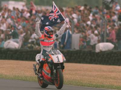 Mick Doohan celebra un'altra vittoria a Donington sulla NSR500